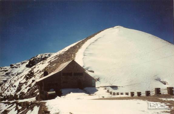 O refúgio de apoio da antiga mais alta pista de esqui do mundo, quase no topo do monte Chacaltaya, aos 5.300 metros de altitude, perto de La Paz, na Bolívia (viagem de Julho de 1990)
